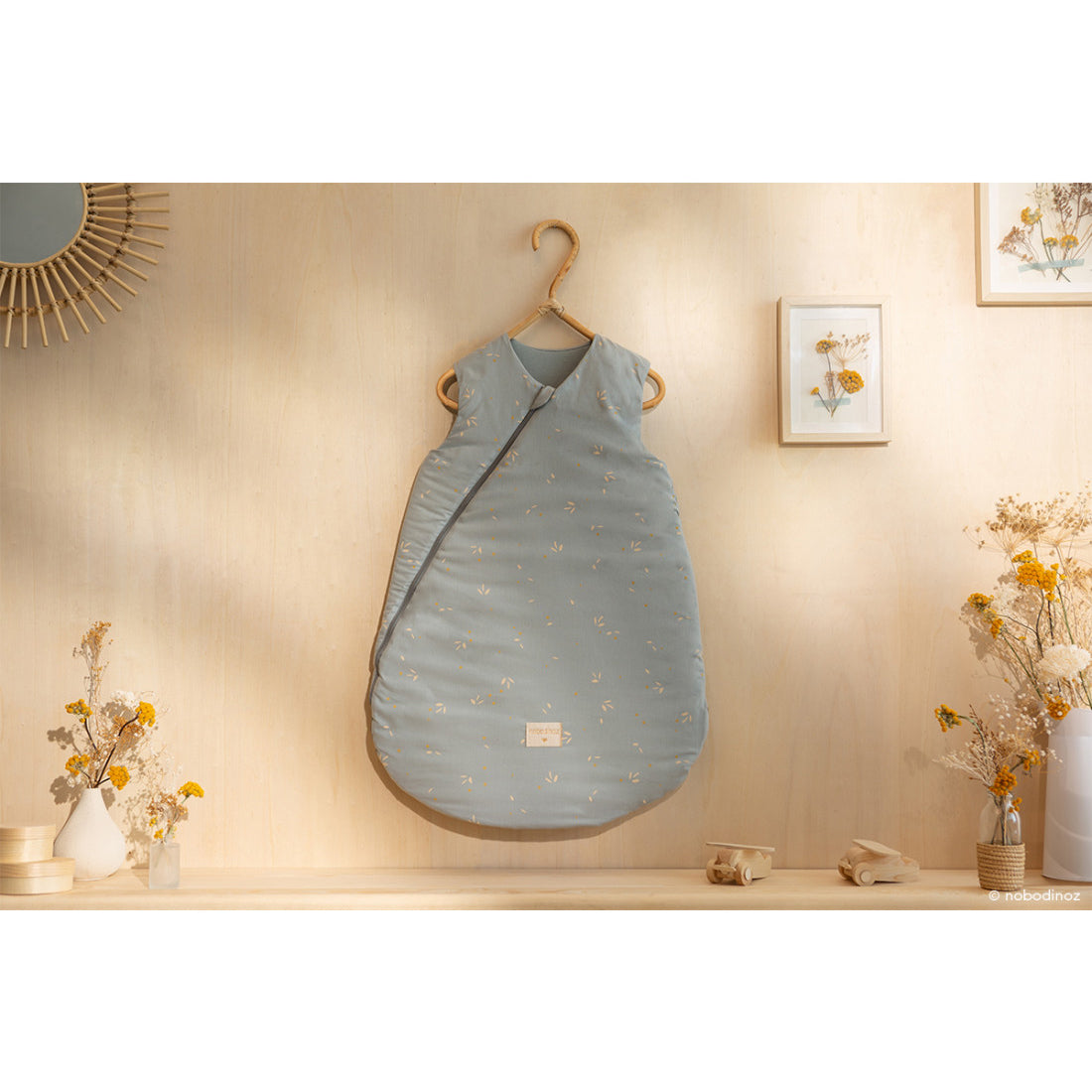 nobodinoz-cocoon-mid-season-sleeping-bag-willow-soft-blue- (5)