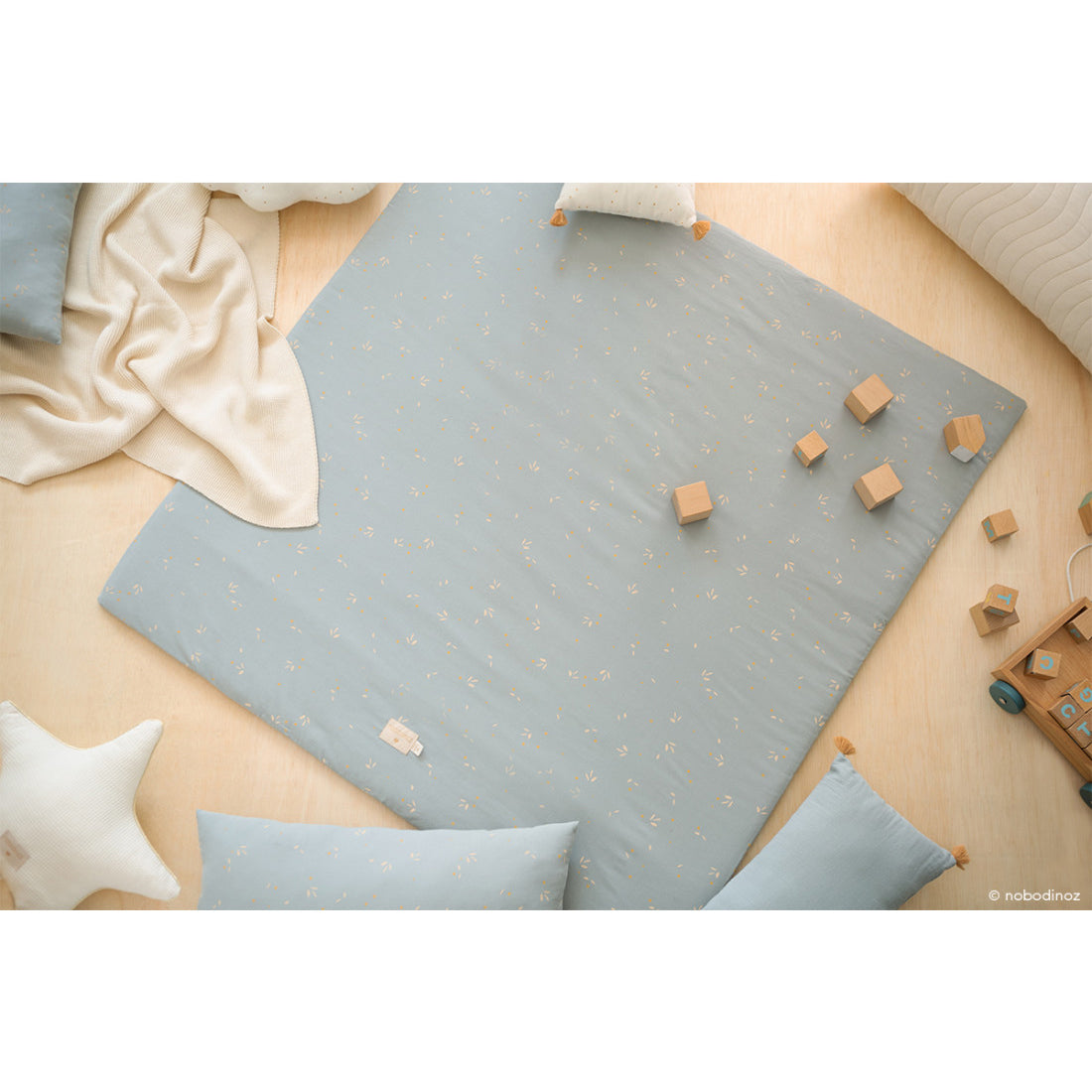 nobodinoz-colorado-square-playmat-willow-soft-blue- (4)