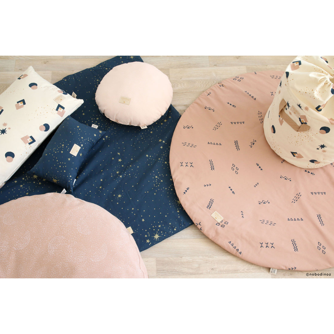 nobodinoz-cushion-laurel-small-gold-stella-night-blue- (8)