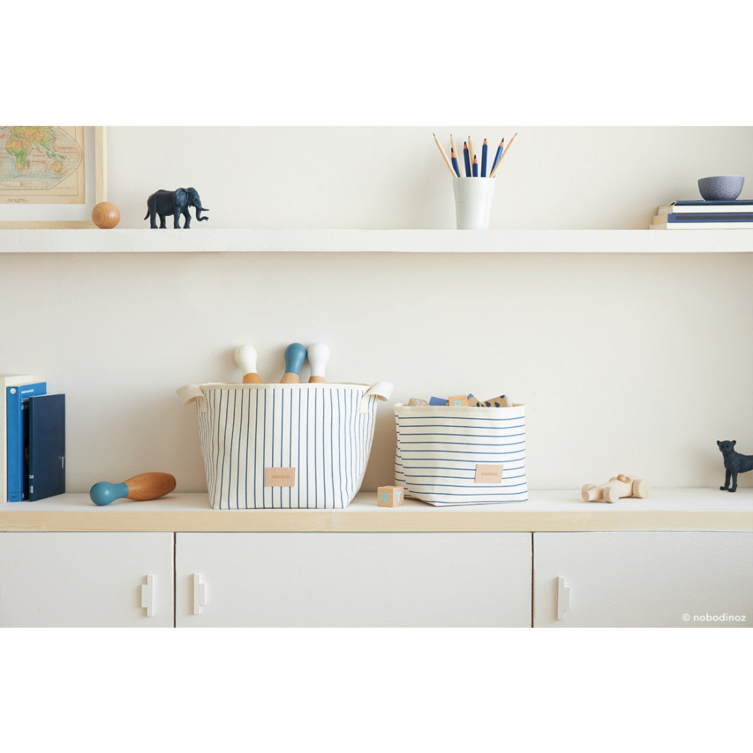 nobodinoz-django-toy-basket-blue-thin-stripes-natural-nobo-4922373- (4)