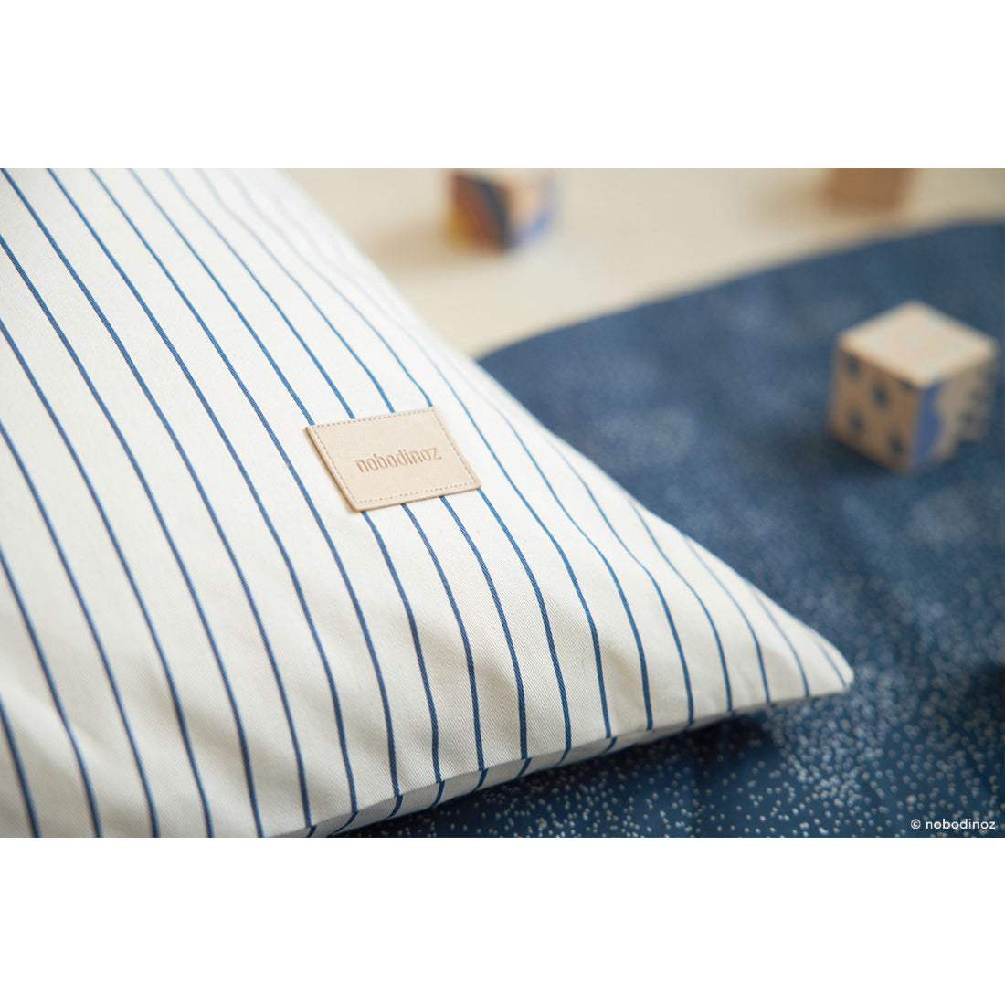 nobodinoz-essaouira-twill-beanbag-blue-thin-stripes-natural-nobo-4922359- (4)