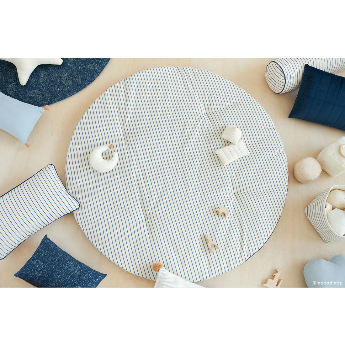 nobodinoz-fluffy-round-playmat-blue-stripes-natural-nobo-4922335- (6)