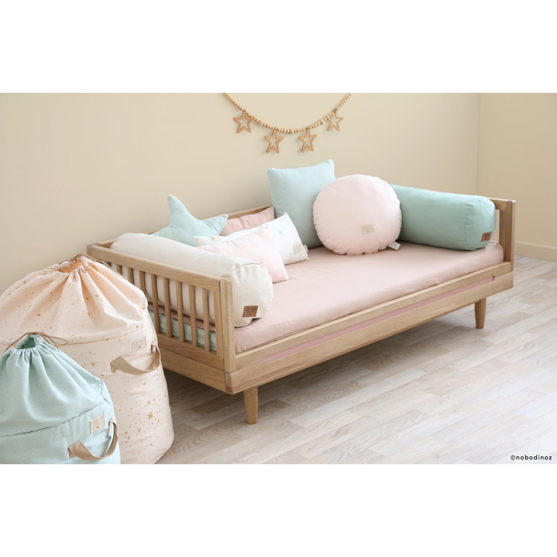 nobodinoz-hardy-long-cushion-gold-stella-dream-pink- (4)