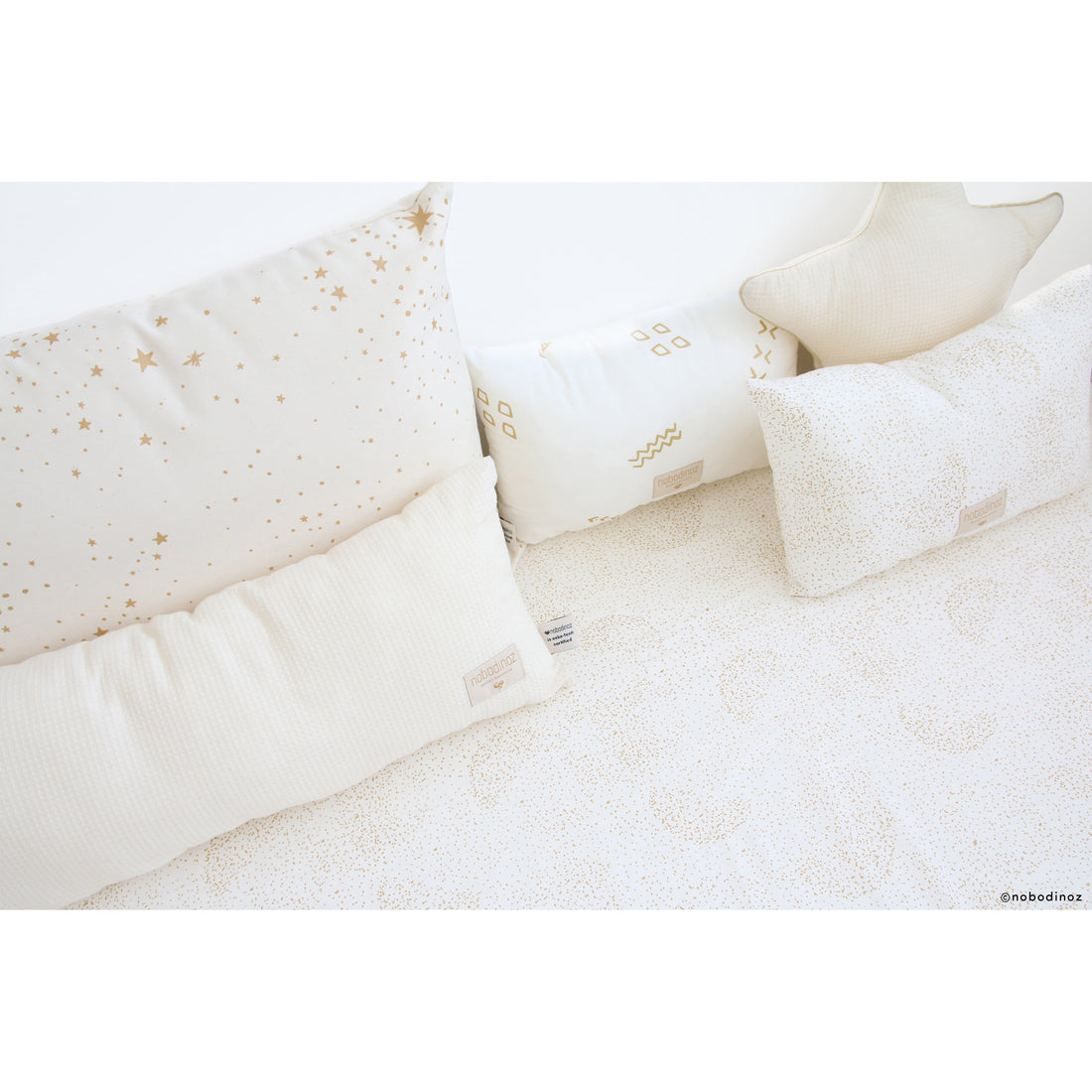 nobodinoz-hardy-long-cushion-gold-stella-dream-pink- (7)