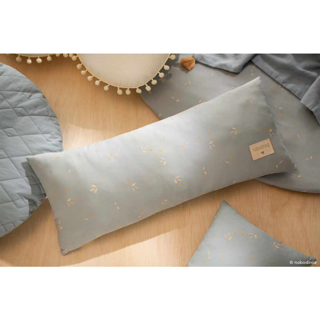 nobodinoz-hardy-long-cushion-gold-stella-willow-soft-blue-nobo-4919588- (2)