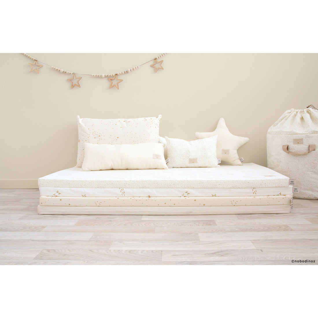 nobodinoz-laurel-cushion-gold-bubble-white- (5)