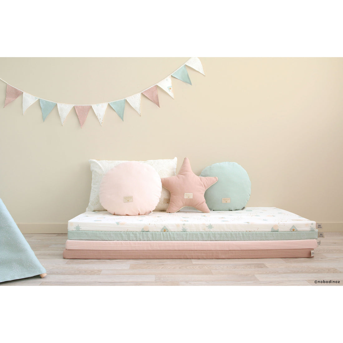 nobodinoz-laurel-cushion-gold-bubble-white- (6)