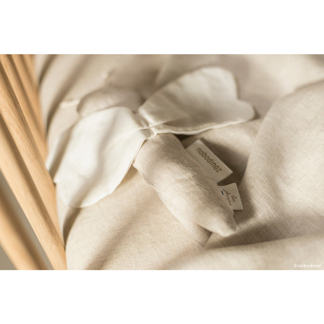 nobodinoz-lin-français-dragonfly-rattle-greige-nobo-4923356- (3)