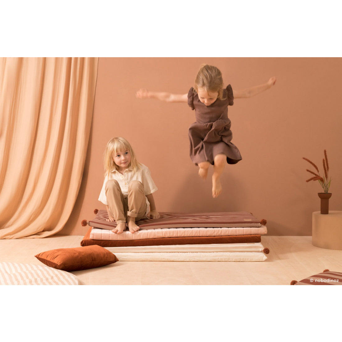 nobodinoz-majestic-eco-floor-mat-120x60x4-marsala-taupe-stripes-nobo-4924711- (6)