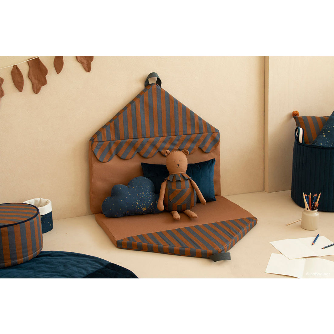 nobodinoz-majestic-house-foldable-eco-floor-mat-140x78x4-blue-brown-stripes-nobo-4925336- (14)