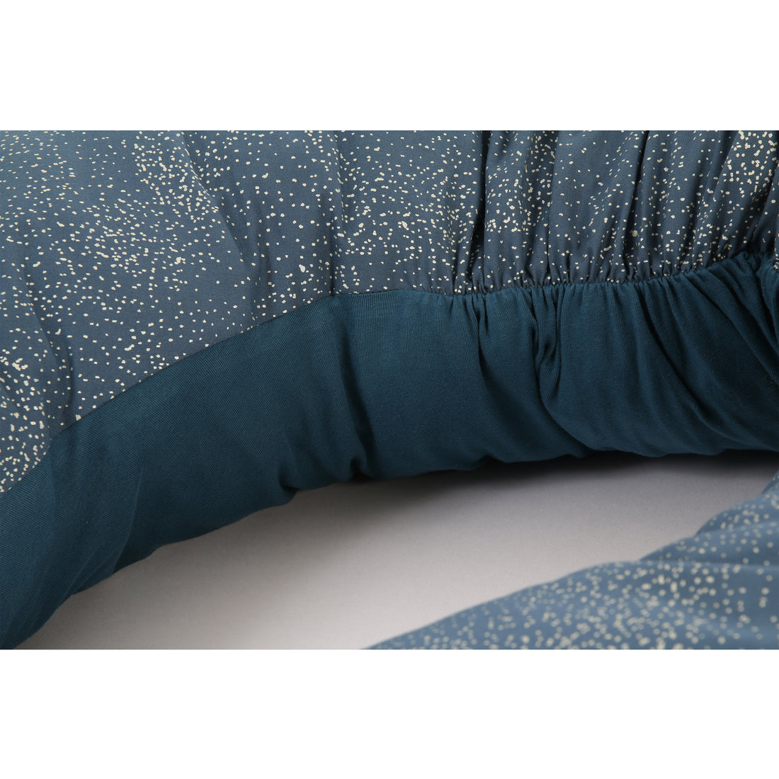 nobodinoz-maternity-pillow-luna-gold-bubble-night-blue- (4)