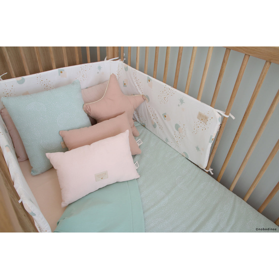 nobodinoz-nest-cot-bumper-white-bubble-aqua- (4)