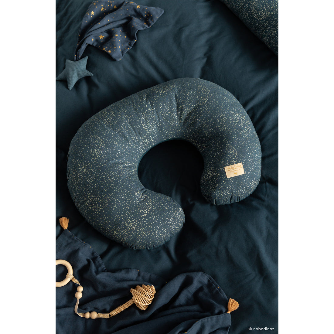 nobodinoz-nursing-pillow-sunrise-gold-bubble-night-blue- (3)