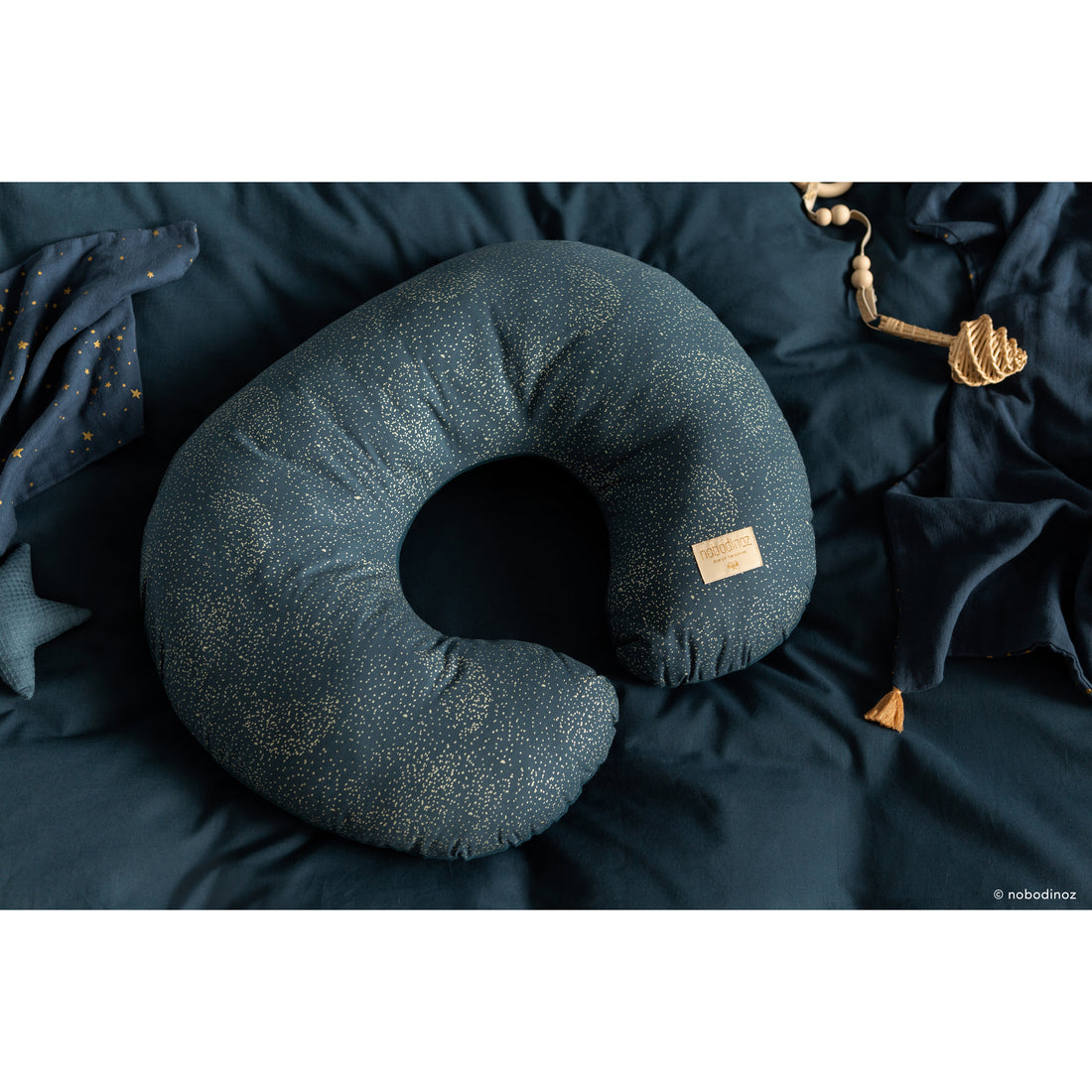 nobodinoz-nursing-pillow-sunrise-gold-bubble-night-blue- (2)