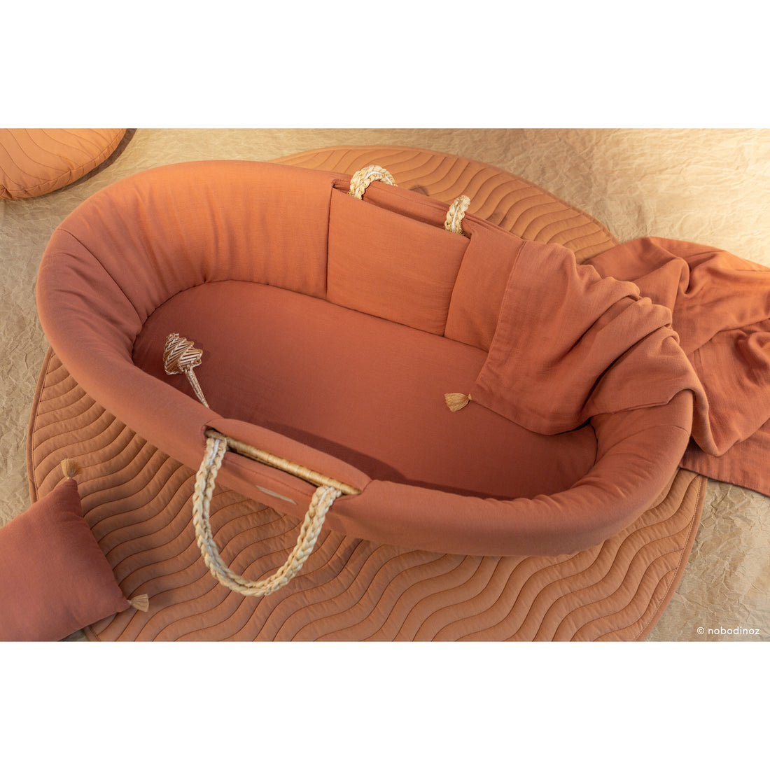 nobodinoz-padded-baby-moses-cover-toffee- (7)