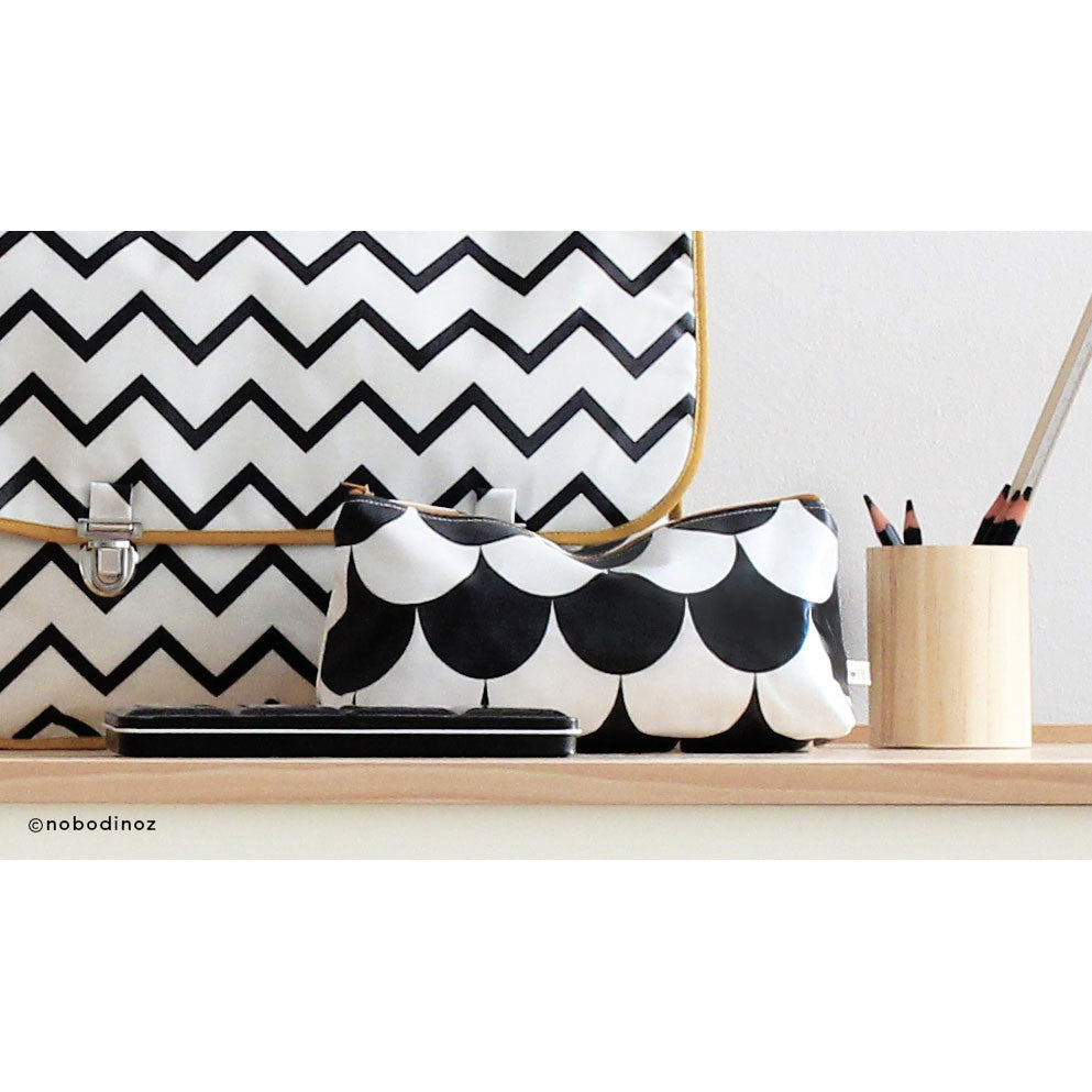 nobodinoz-pencil-case-capri-black-scales- (2)