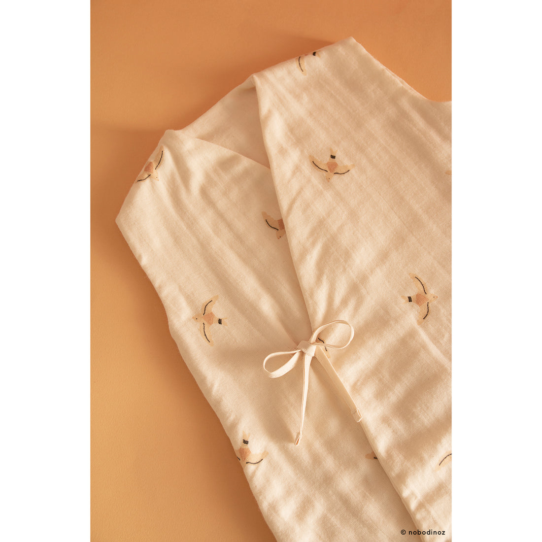 nobodinoz-summer-sleeping-bag-dreamy-gold-stella-midnight-blue- (5)