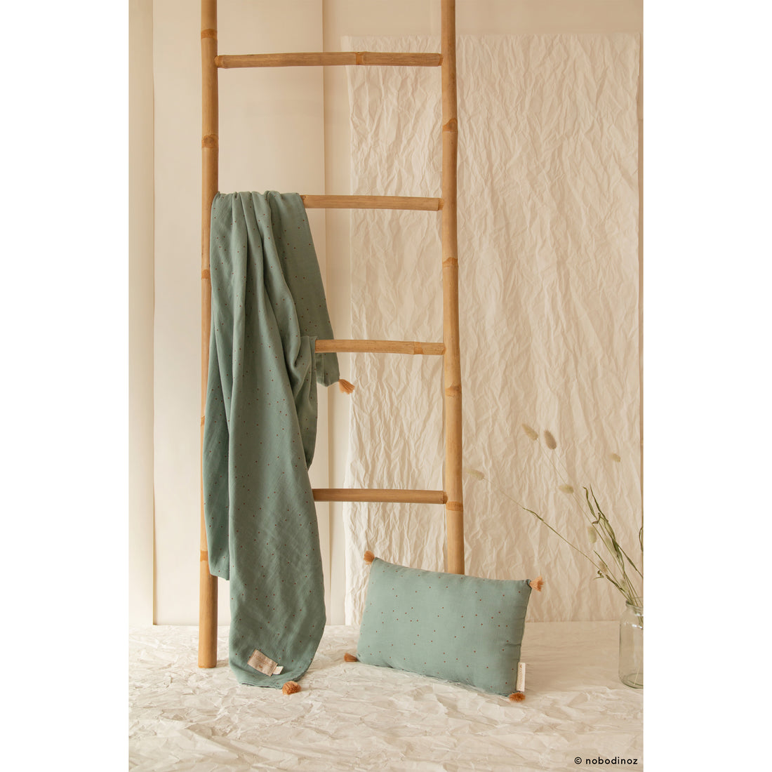 nobodinoz-treasure-summer-blanket-toffee-sweet-dots-eden-green- (4)