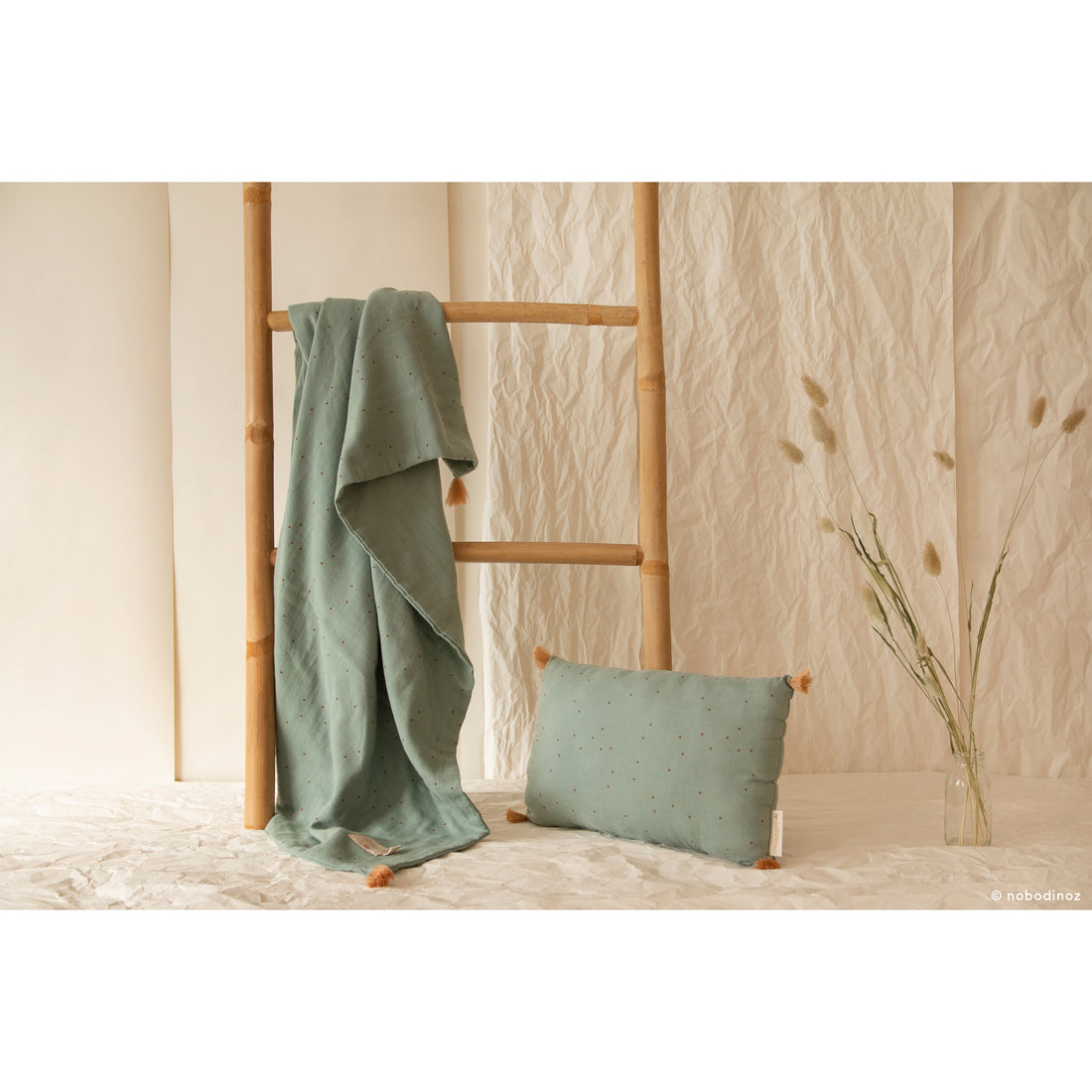 nobodinoz-treasure-summer-blanket-toffee-sweet-dots-eden-green- (5)