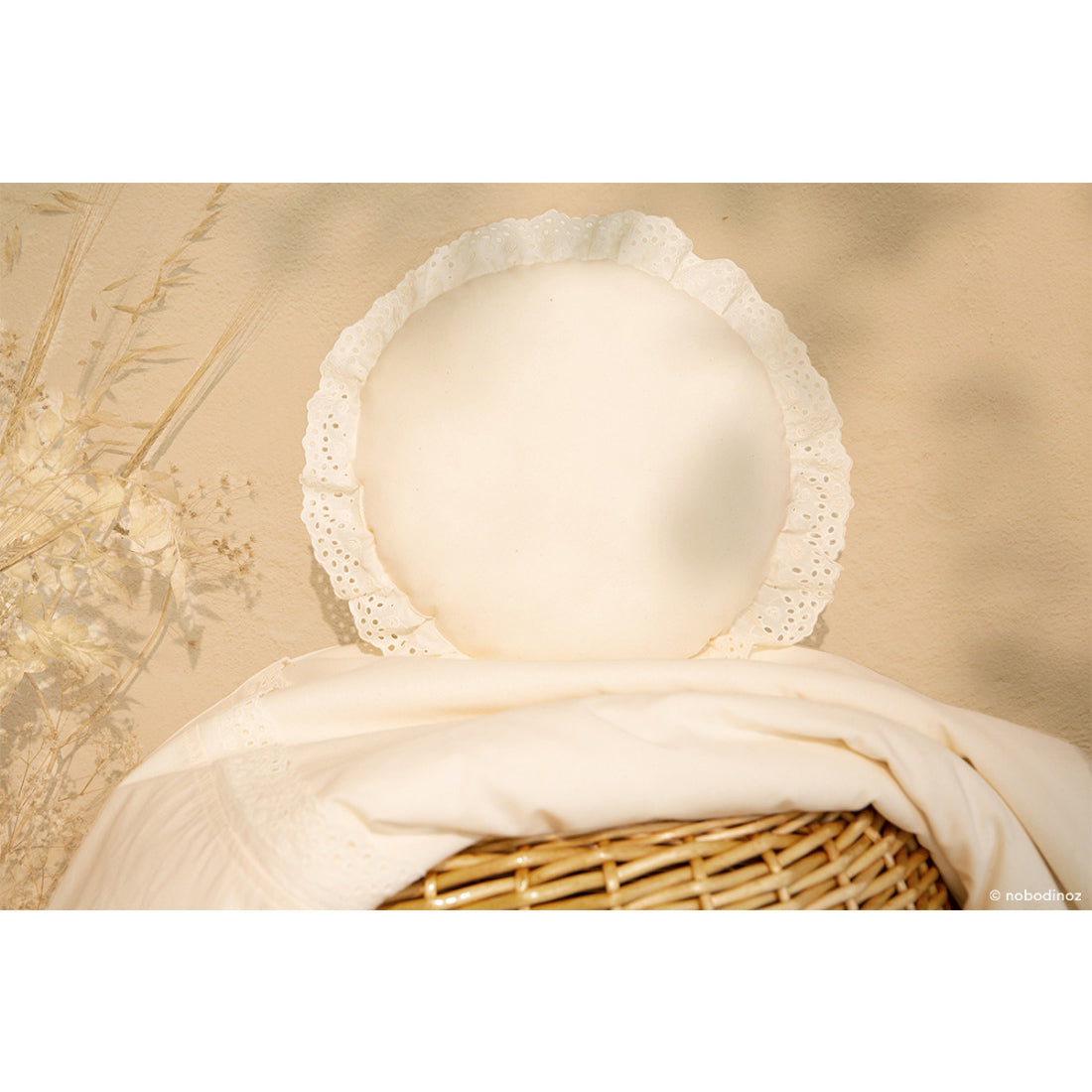 nobodinoz-vera-eyelet-lace-round-cushion-natural-nobo-4920362- (5)