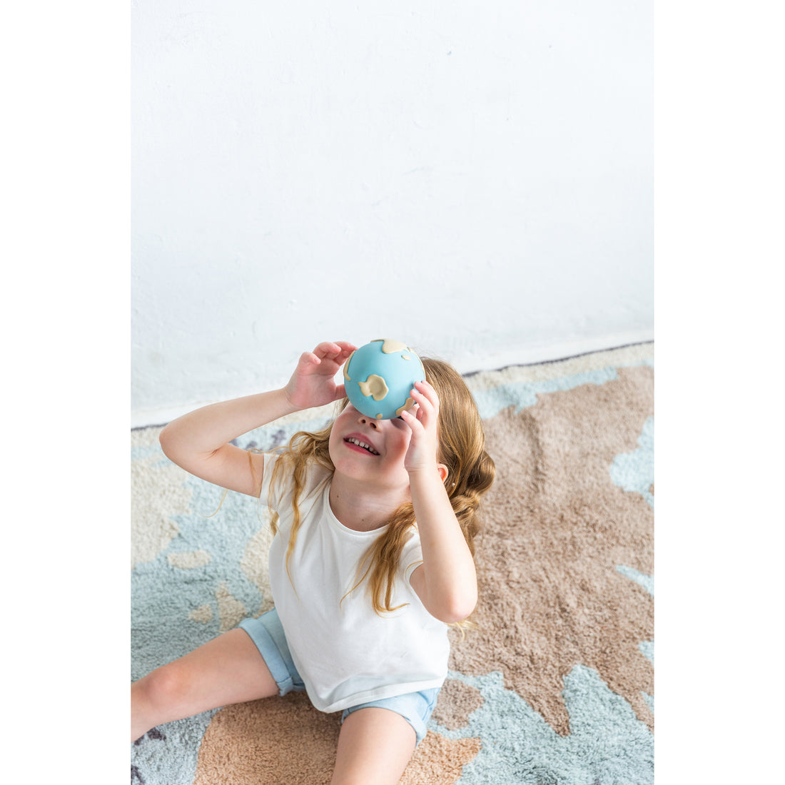 oli-&-carol-earthy-the-world-ball-teether- (34)