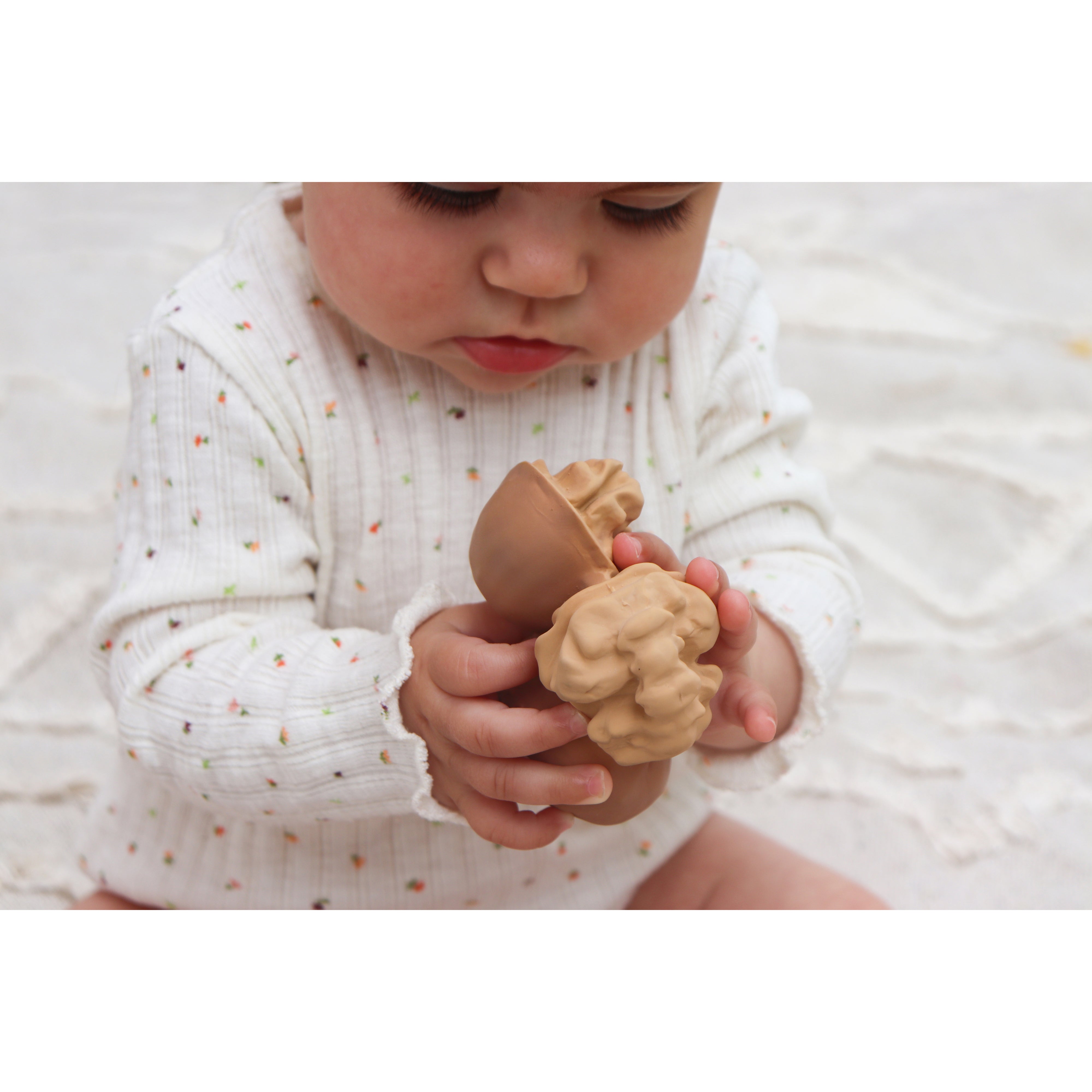 oli-&-carol-nutty-the-nut-teether-olic-l-walnut- (8)