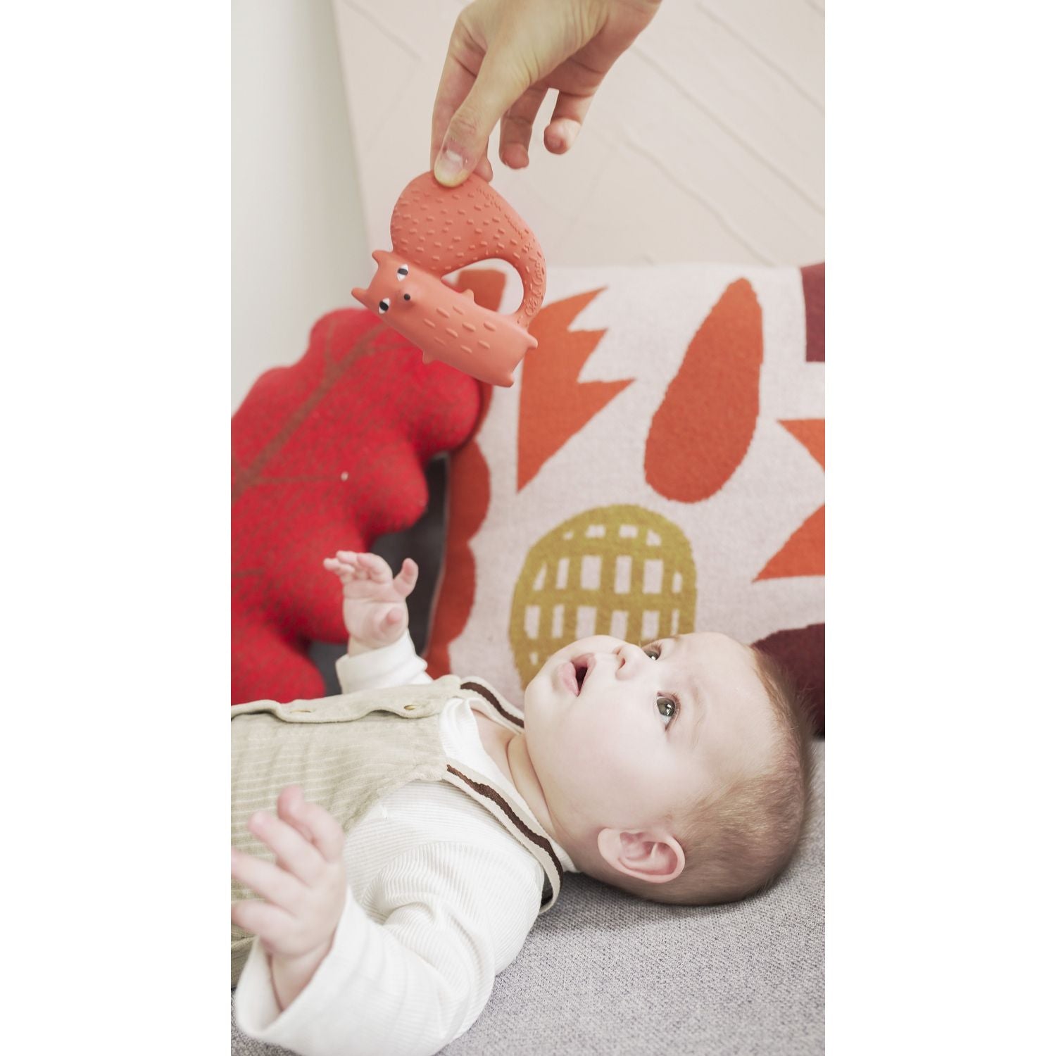 oli-carol-cyril-squirrel-fox-teether-baby-nursery-play-toy-olic-l-donna-fox-00004