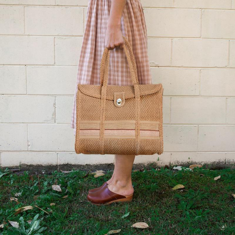 olli-ella-raffia-taking-care-of-biz-bag-beach- (4)