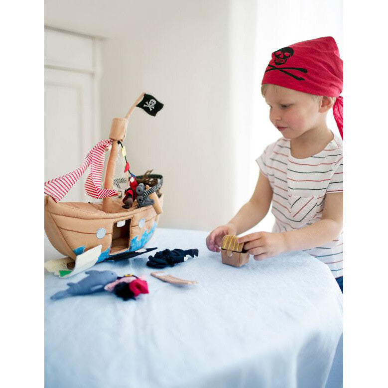 oskar-and-ellen-the-jolly-roger-pirate-ship- (3)