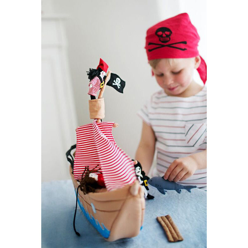 oskar-and-ellen-the-jolly-roger-pirate-ship- (5)