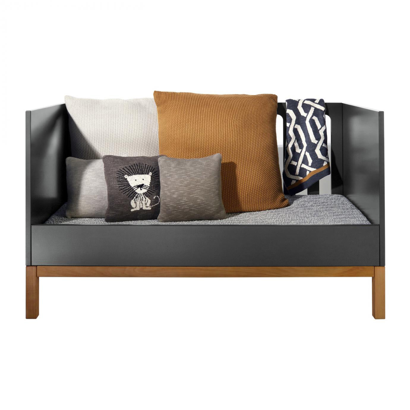 quax-knitted-cushion-lion- (2)