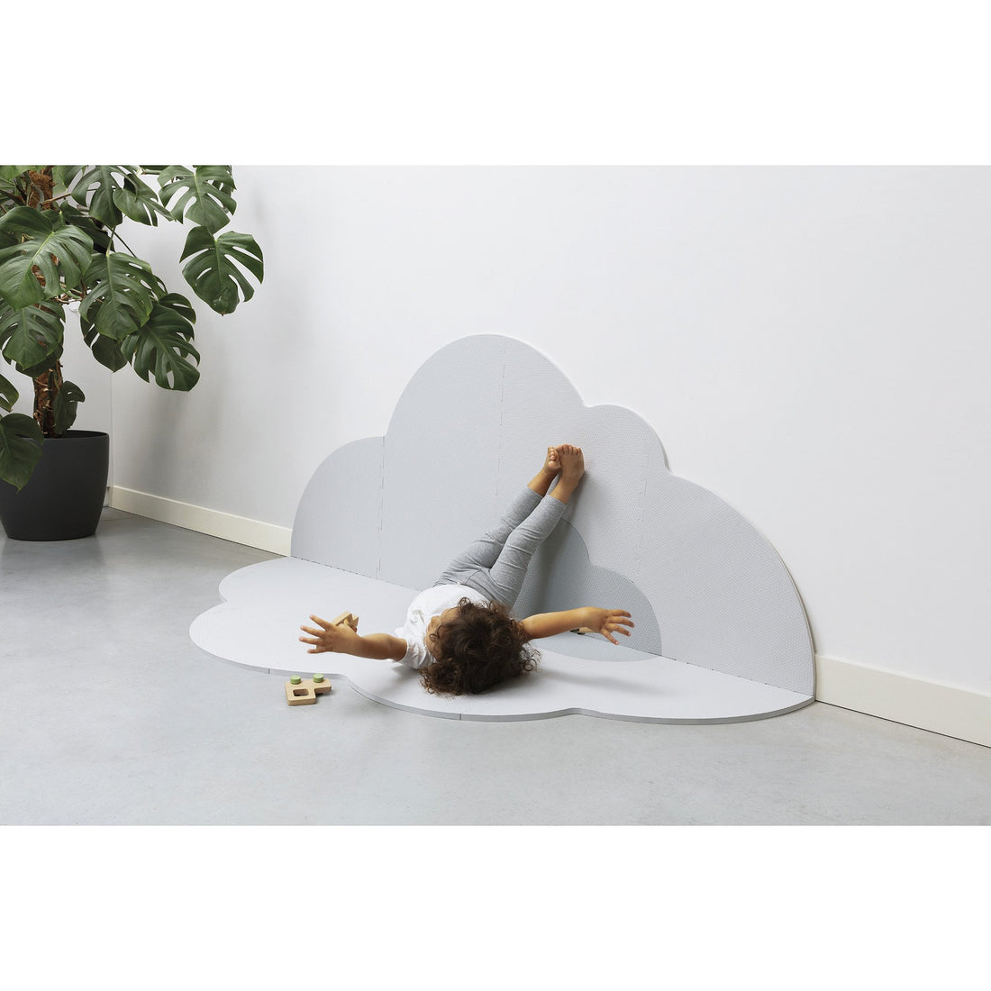 quut-playmat-head-in-the-clouds-l-175-x-145cm-pearl-grey- (9)