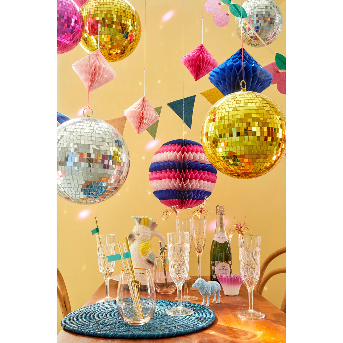 rice-dk-acrylic-wine-glass-in-mint-with-swirly-embrossed-detail-rice-hsglw-swmi- (2)