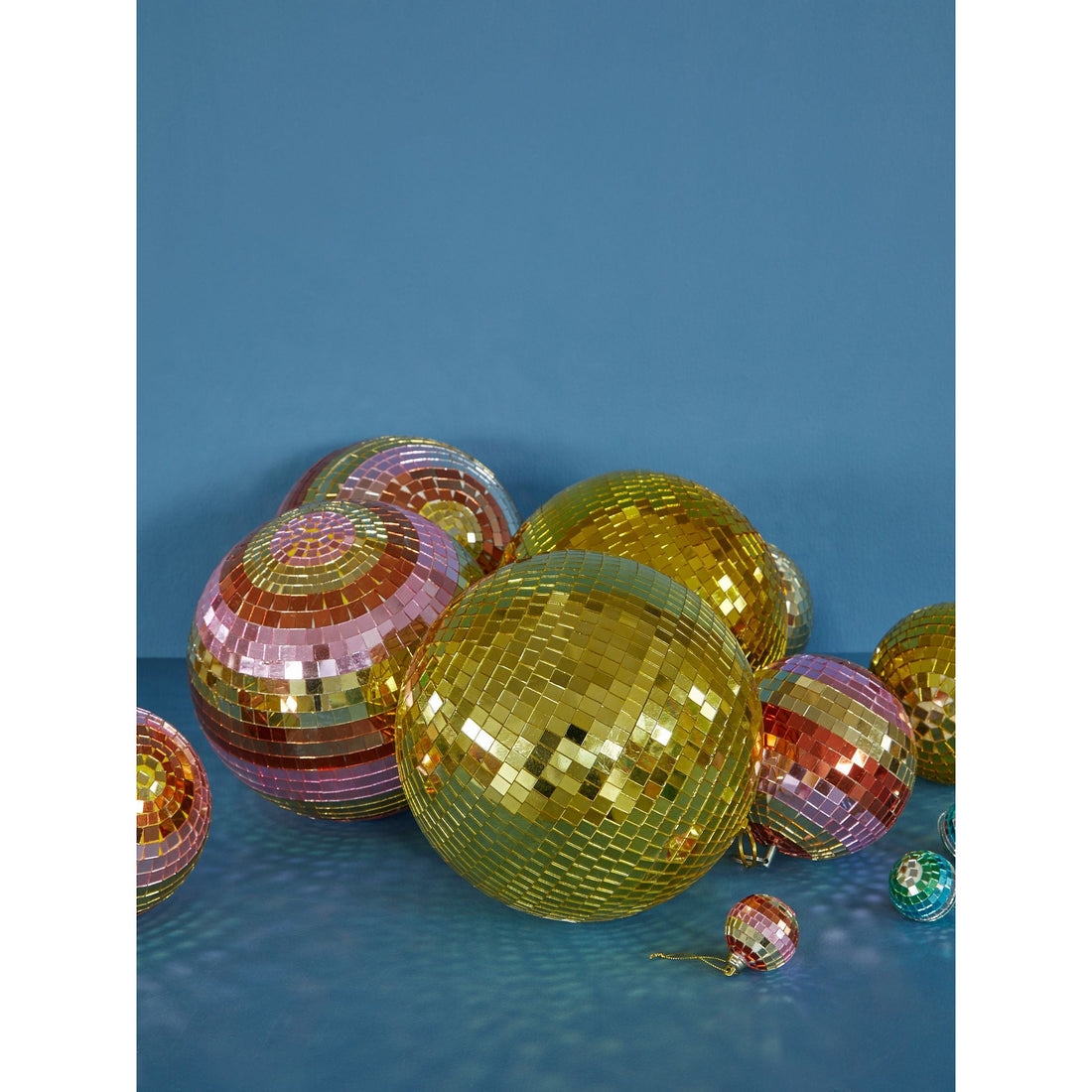 rice-dk-disco-ball-with-stripes-and-gold-5cm-small-rice-disco-saw21go- (2)