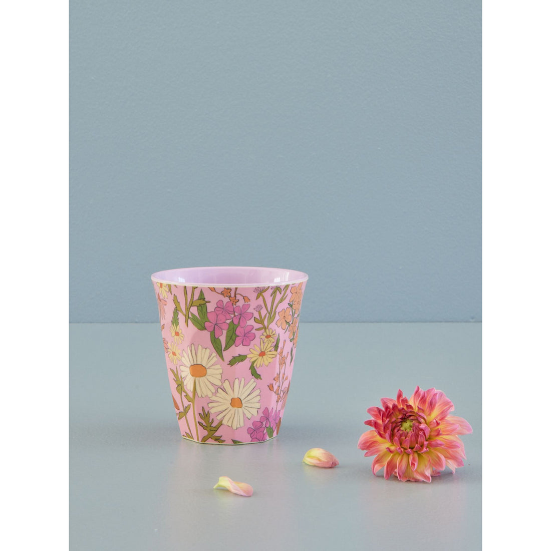 rice-dk-melamine-cup-with-daisy-dearest-print-two-tone-medium-rice-melcu-dade