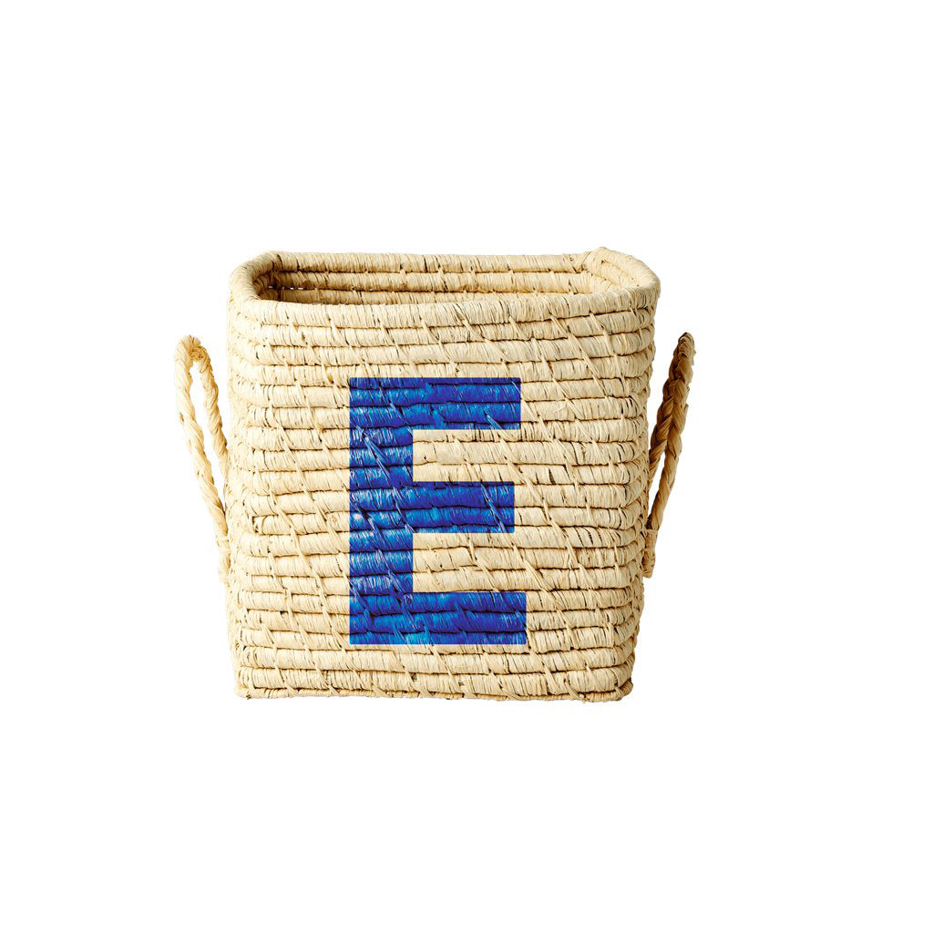 rice-dk-raffia-square-basket-with-painted-letter-e-rice-bsrat-20e-01