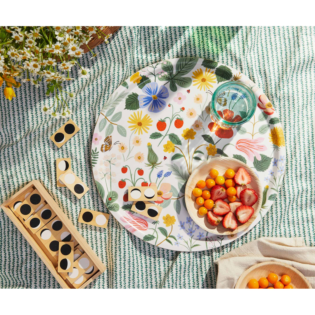 rifle-paper-co-strawberry-fields-round-tray-rifl-bet006- (5)