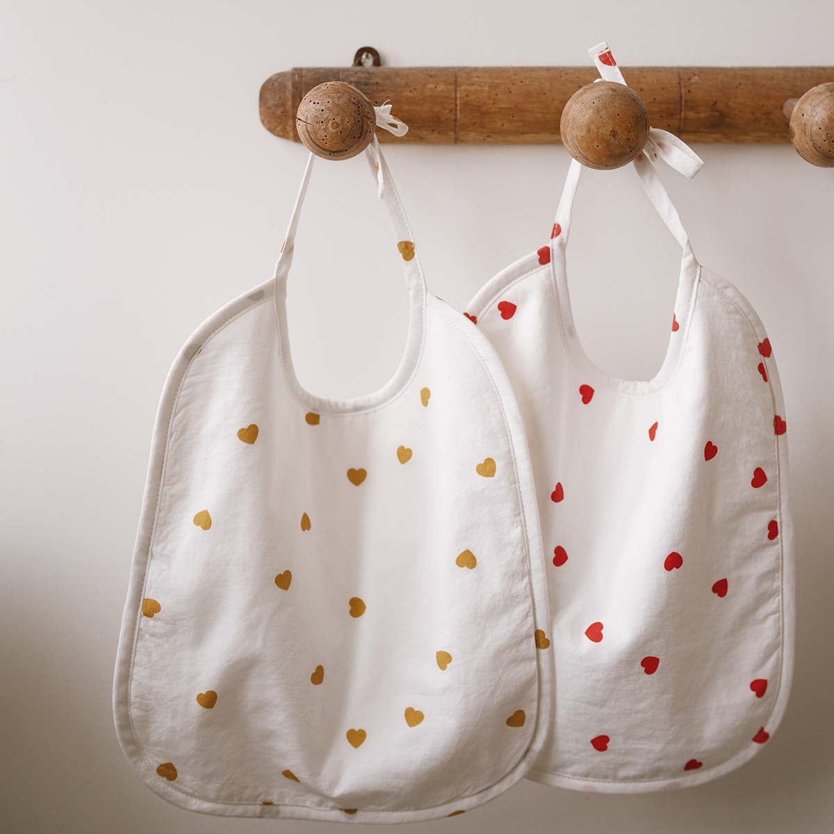 rose-in-april-anna-printed-bib-mustard-heart-light-pink-ria-art000000797 (3)