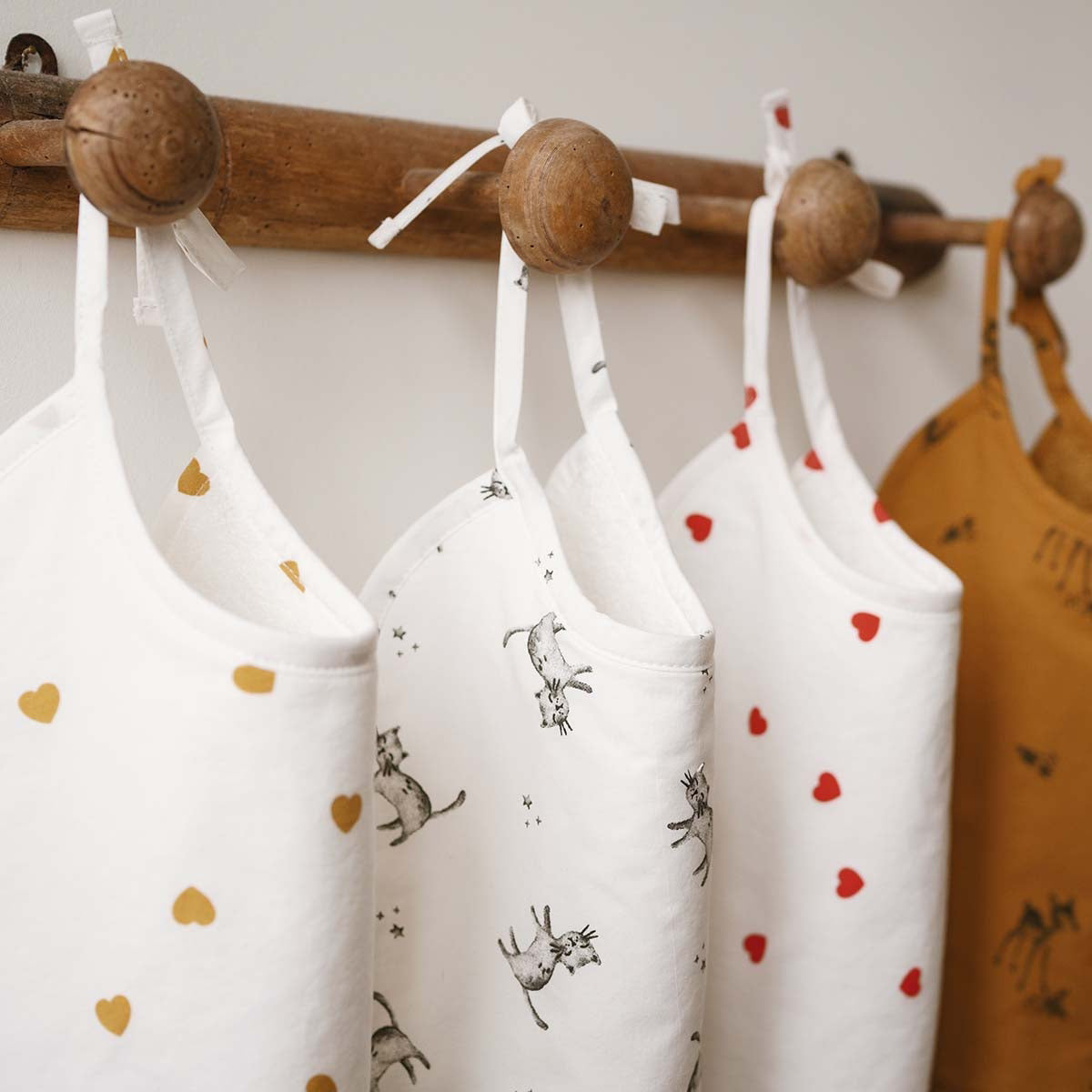 rose-in-april-anna-printed-bib-mustard-heart-light-pink-ria-art000000797 (5)