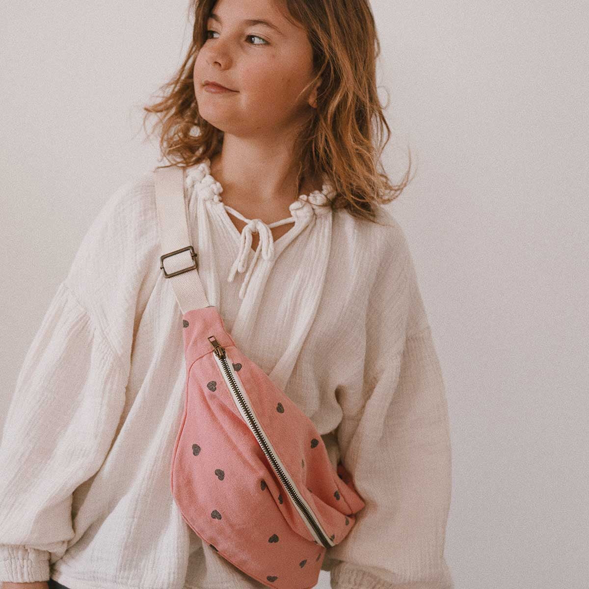 rose-in-april-banana-bag-black-heart-red-ria-art000000862 (4)