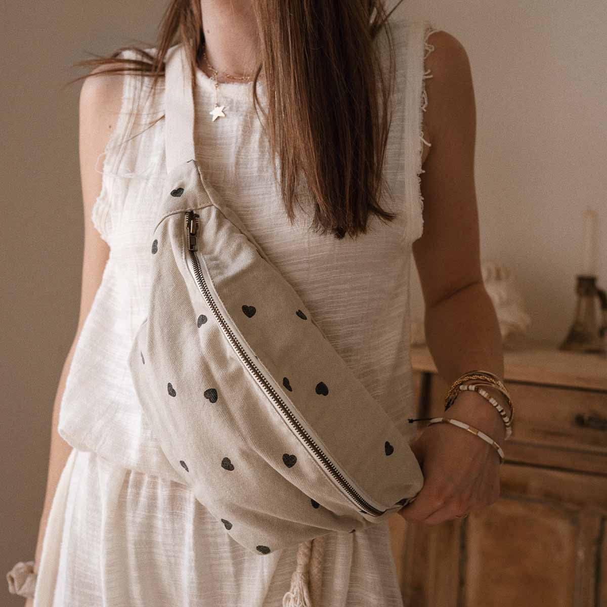 rose-in-april-banana-bag-black-heart-sand-ria-art000000826 (4)