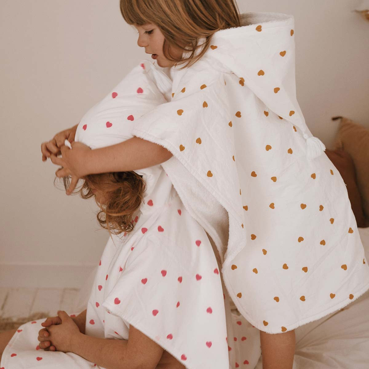 rose-in-april-bath-poncho-pepito-ecru-heart-print-with-terry-lining-neon-pink-ria-art000000879 (3)