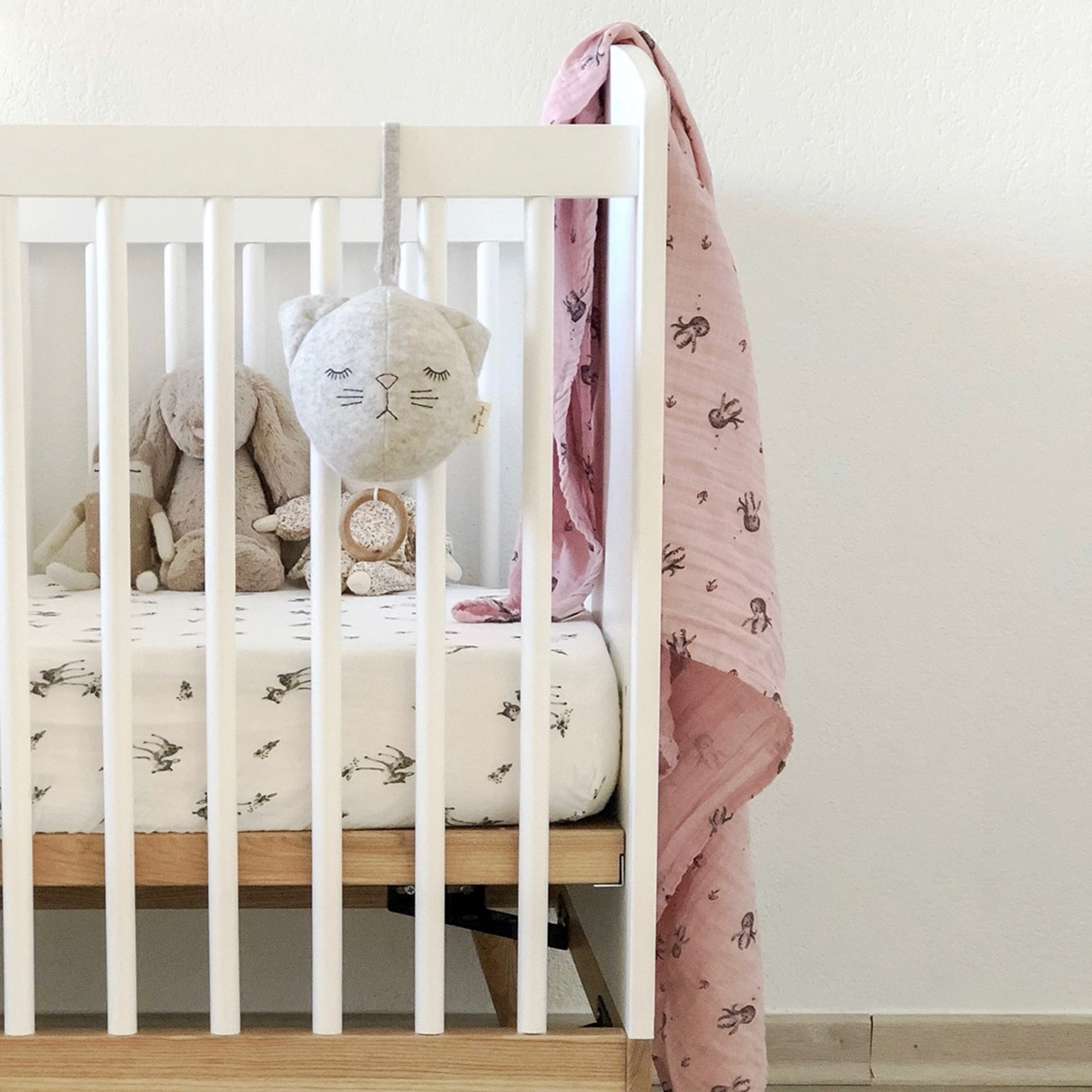 rose-in-april-fitted-sheet-olivia-fawn-print-ecru- (3)