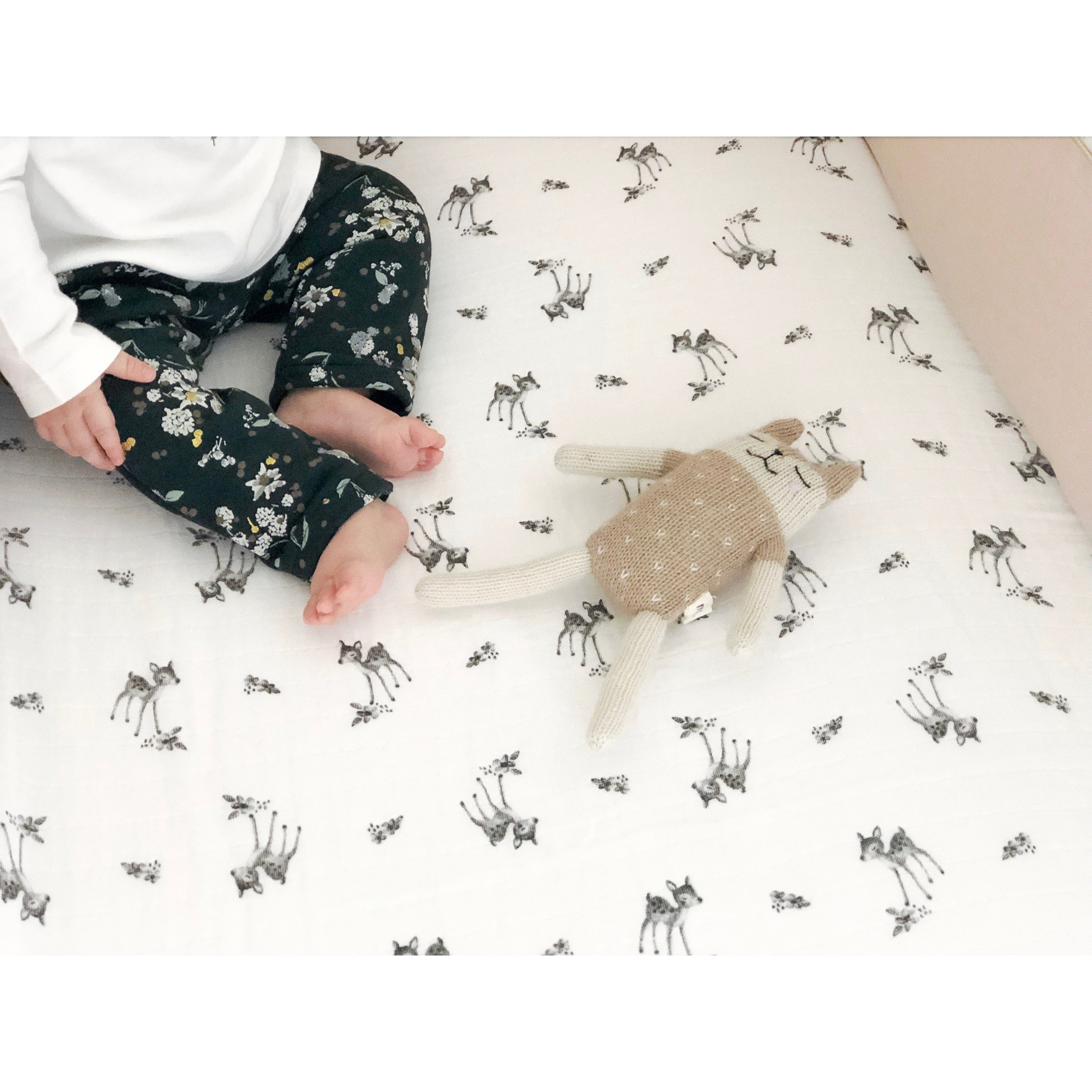 rose-in-april-fitted-sheet-olivia-fawn-print-ecru- (2)