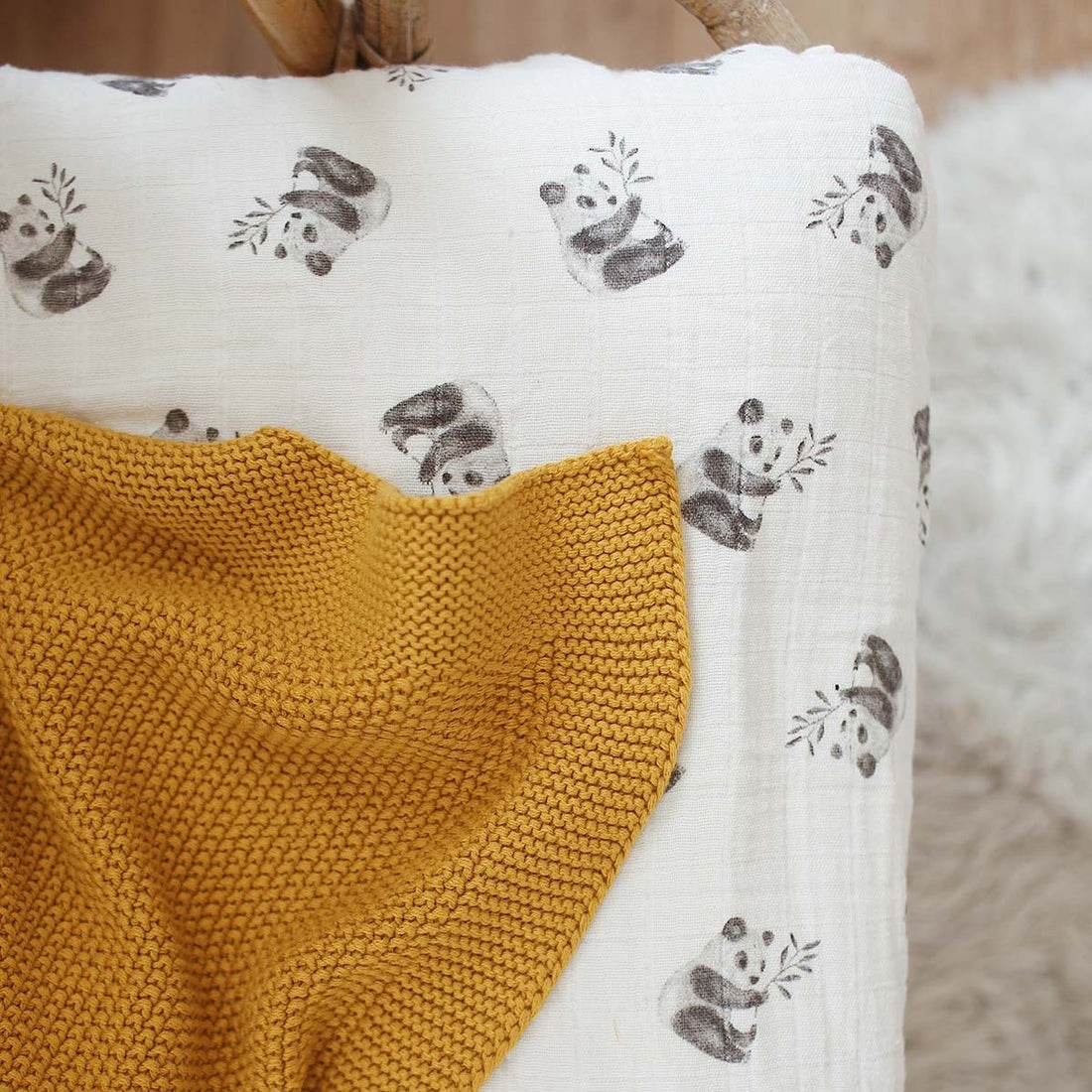 rose-in-april-fitted-sheet-panda-olivia-print-natural-ria-art000000645 (2)