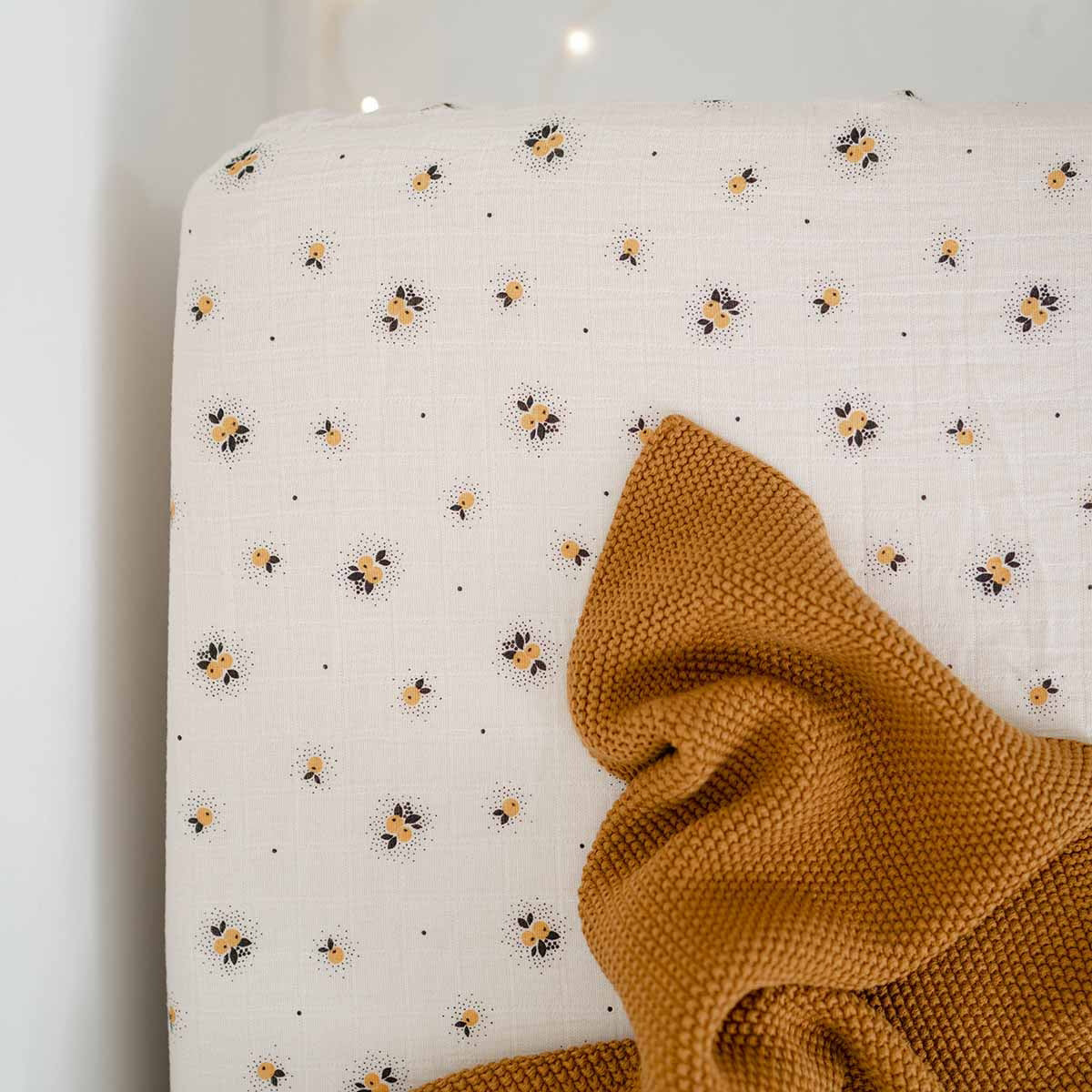 rose-in-april-fitted-sheet-yellow-apple-olivia-print-ecru-ria-art000000785 (2)