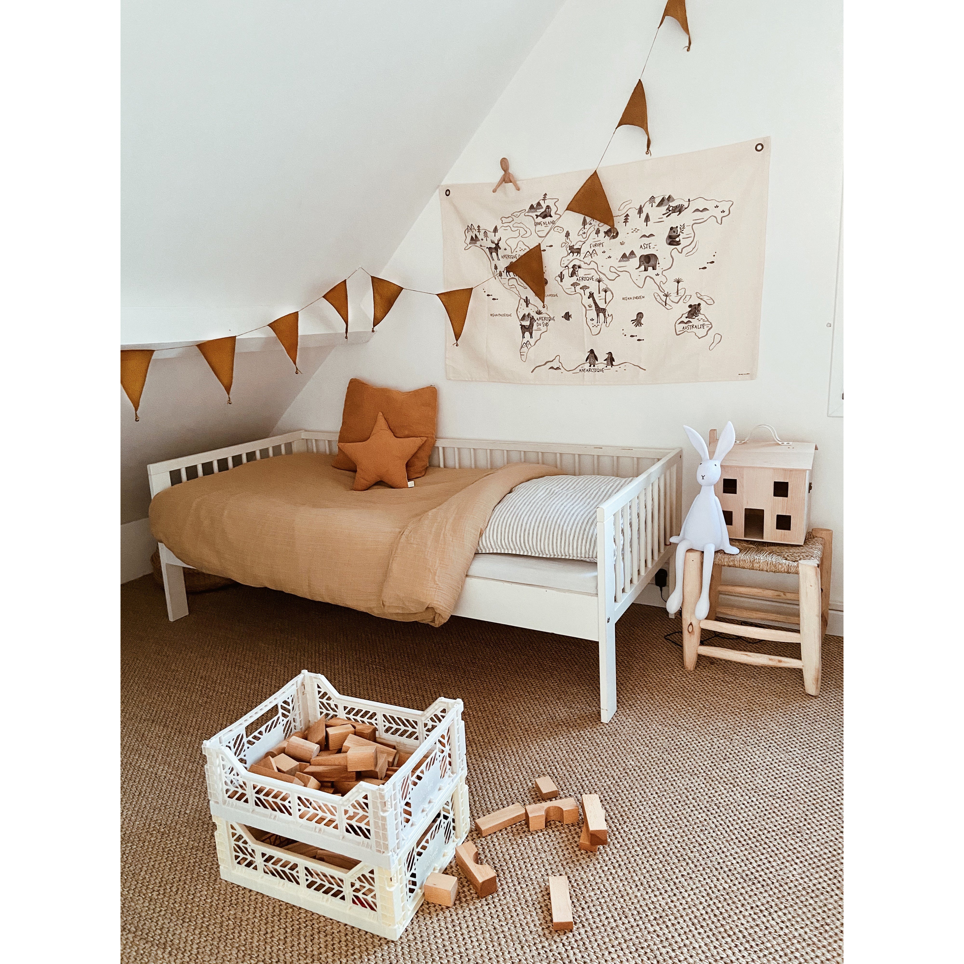 rose-in-april-printed-world-map-on-canvas-english-version- (9)