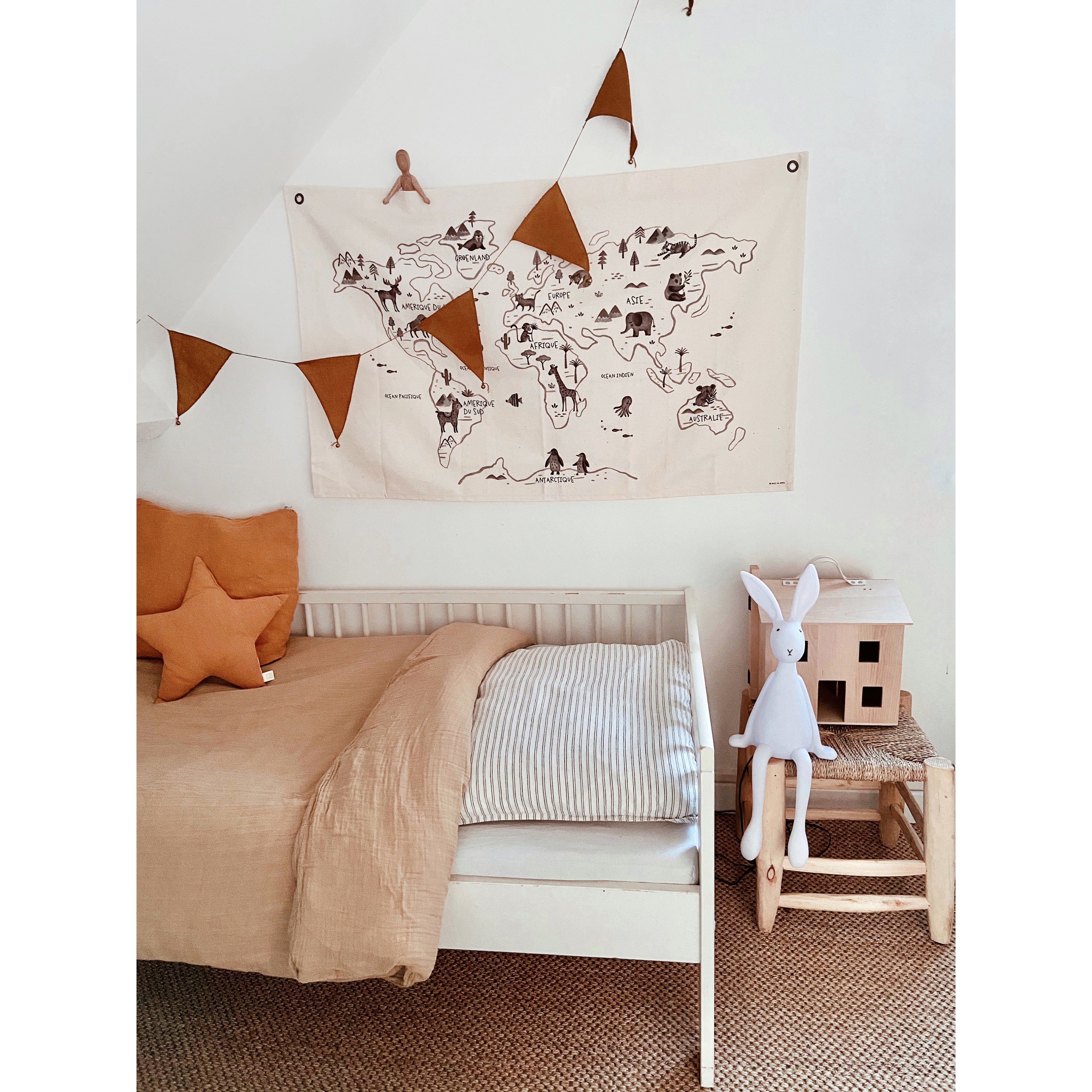 rose-in-april-printed-world-map-on-canvas-english-version- (8)