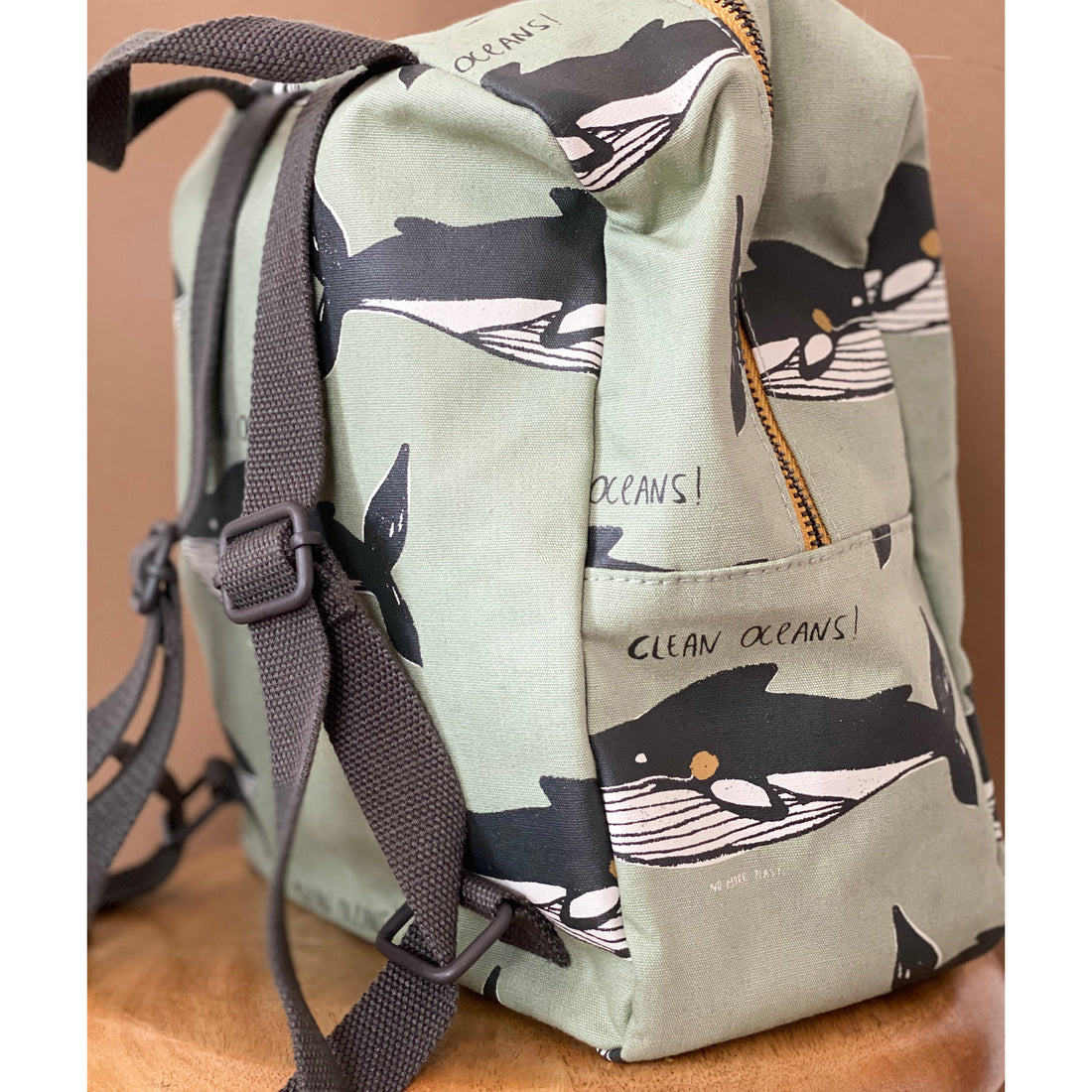 studioloco-waterproof-cotton-canvas-backpack-whale-stul-backpack-whale- (2)
