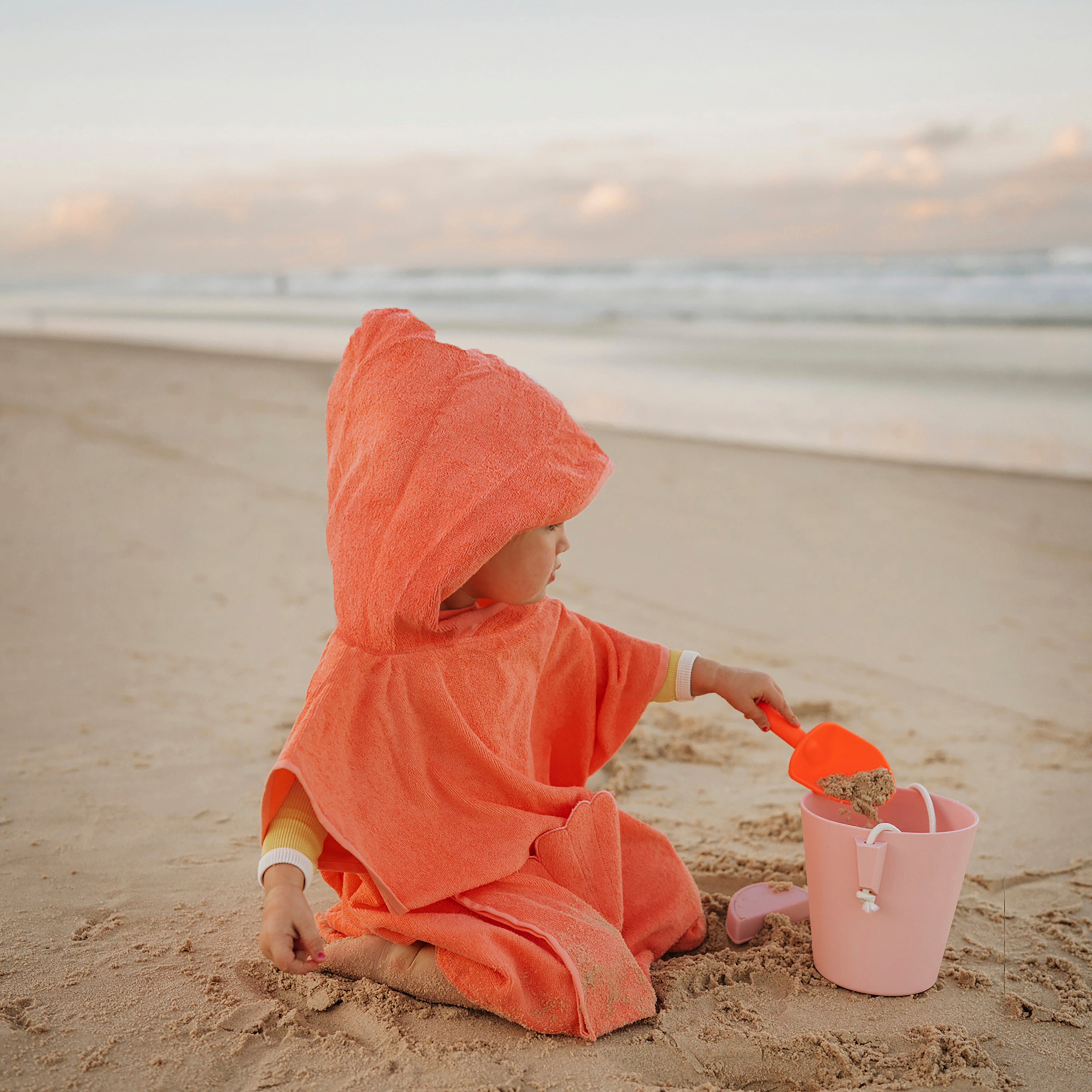 sunnylife-beach-hooded-towel-ocean-treasure-neon-rose-sunl-s3vbhtot- (4)